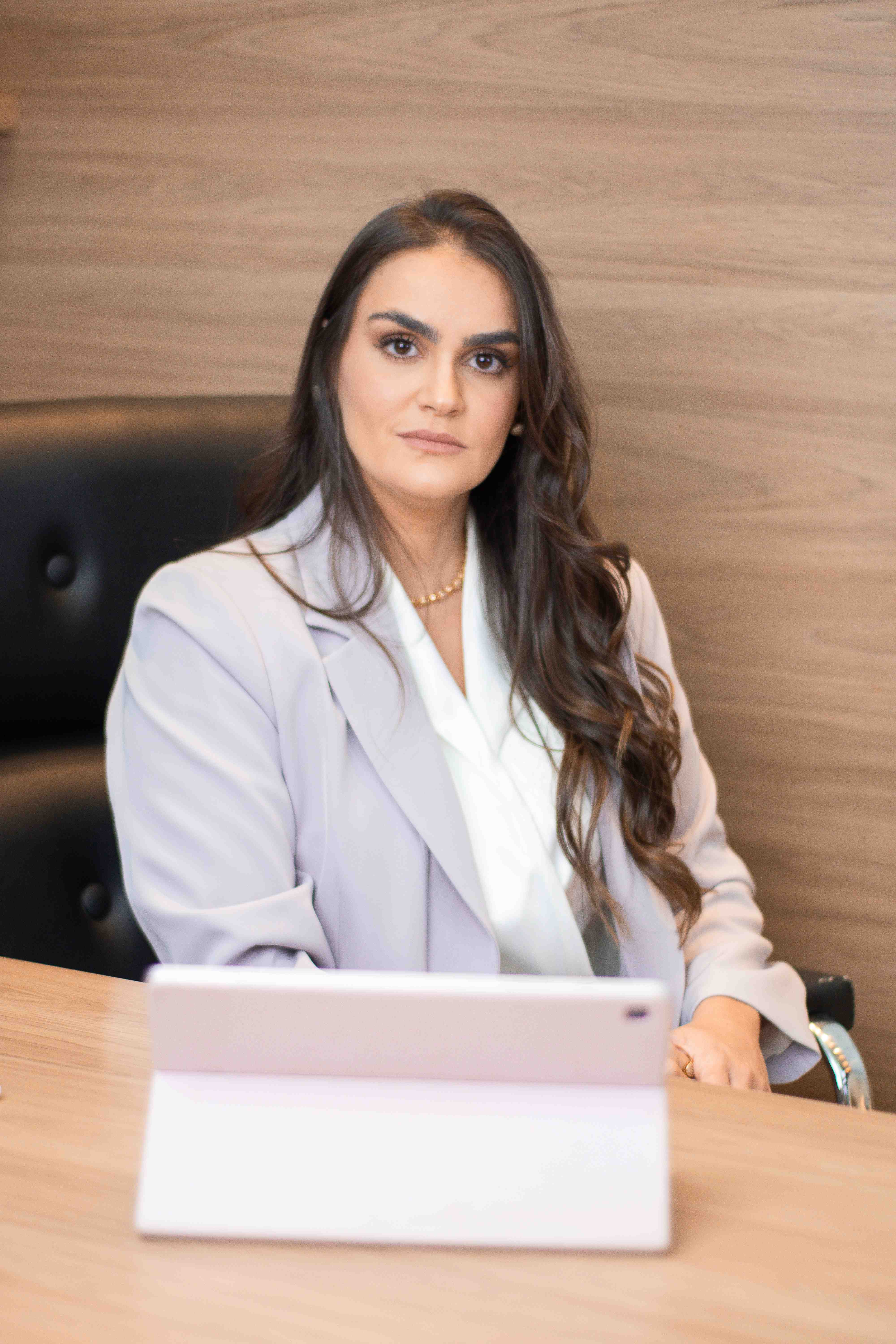 Dra. Vanessa Tayer em seu consultório
